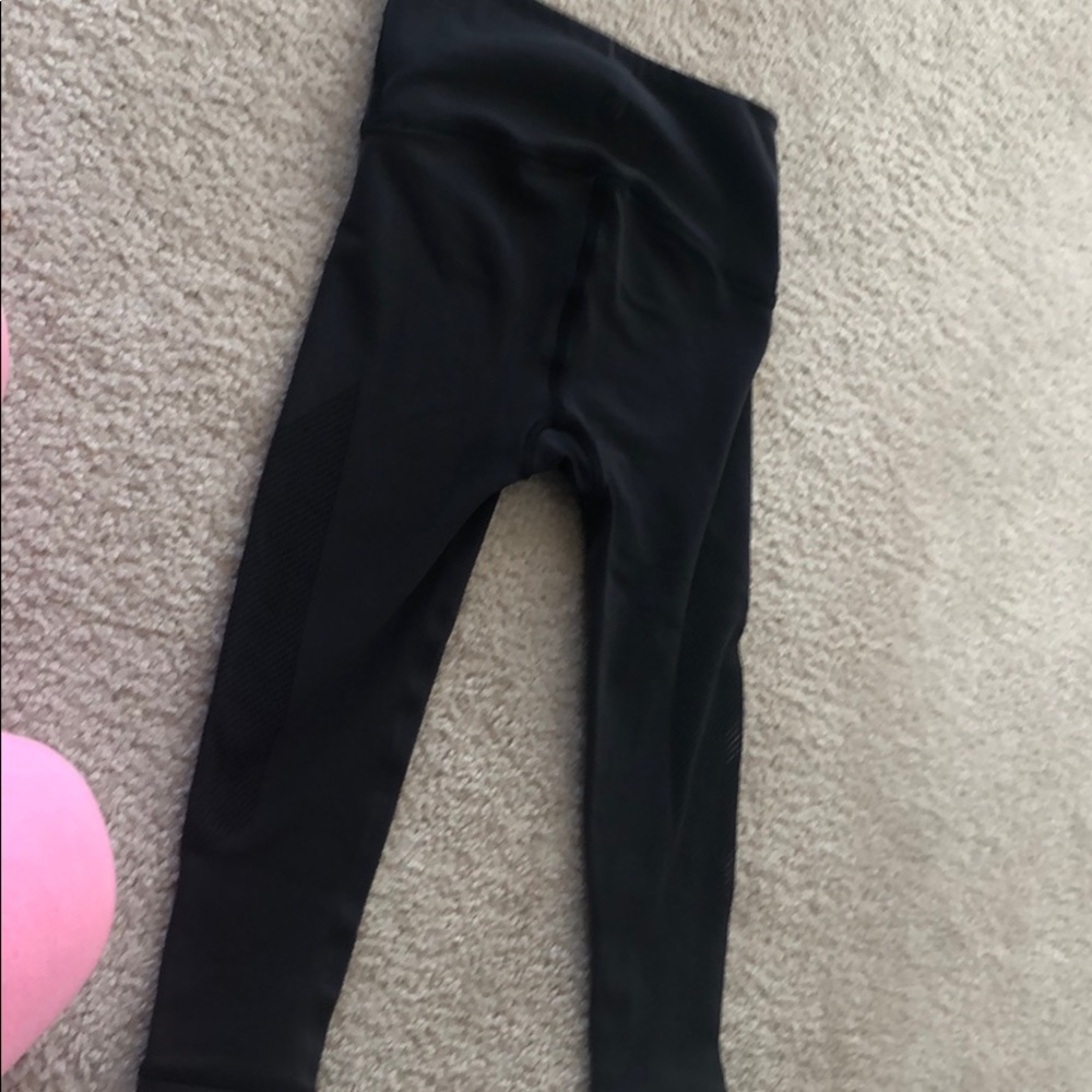 Lululemon crop side is mesh pretty good condition